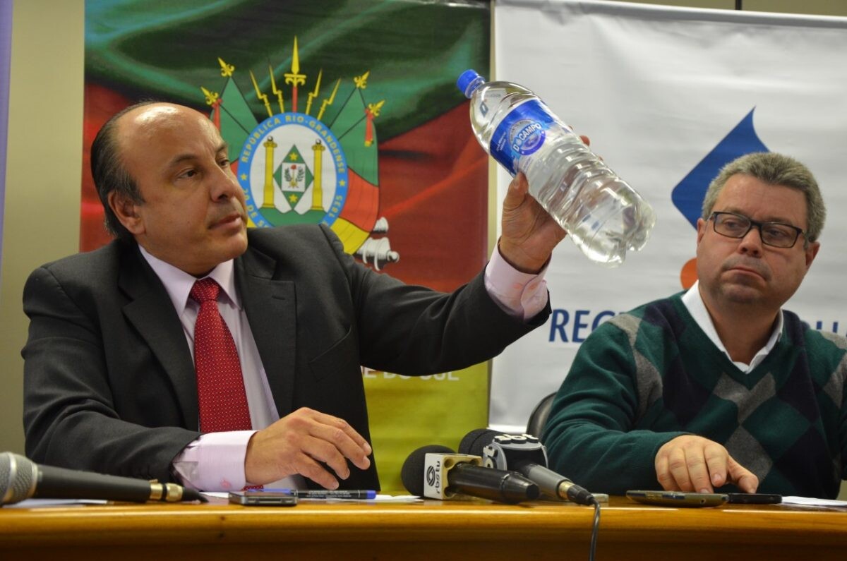 Operação prende três e afasta coordenador de Saúde