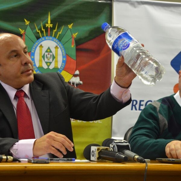 Operação prende três e afasta coordenador de Saúde
