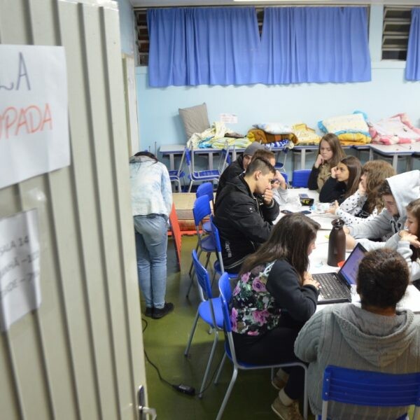 Manifestantes ignoram ordem para desocupar escola estadual