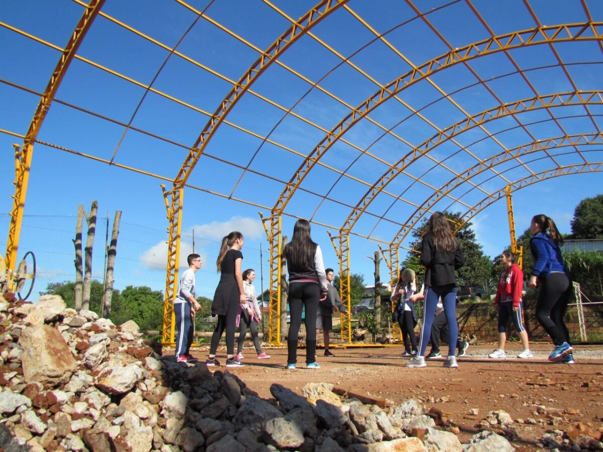 Falta de material adia construção de ginásio