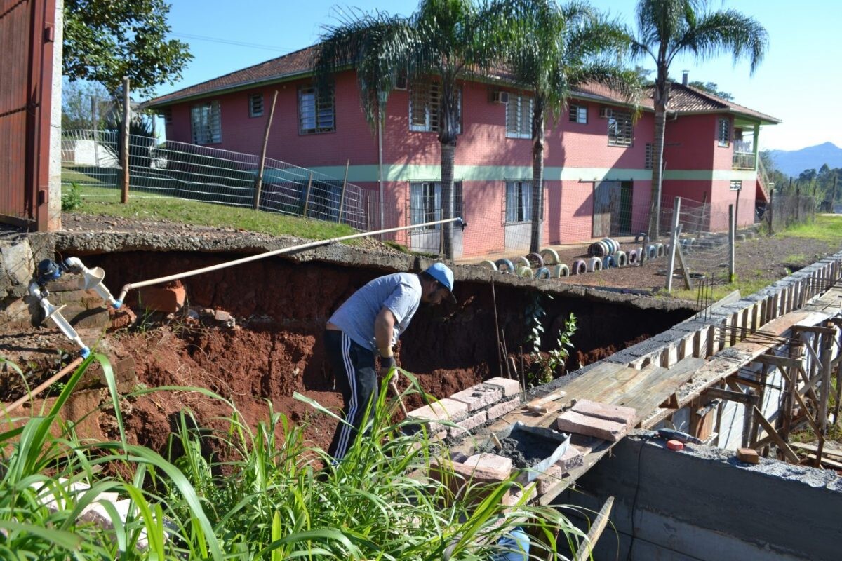 Falta de reparo aumenta erosão em creche
