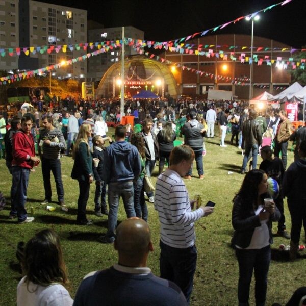 Festa reúne milhares no Parque dos Dick