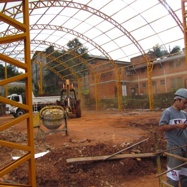 Empresa retoma obra de quadra poliesportiva