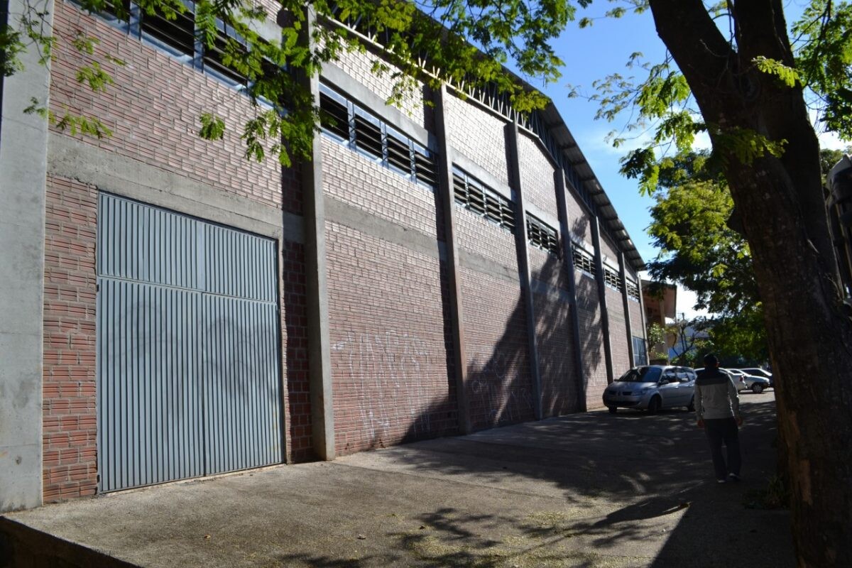 Executivo promete retomar obra parada