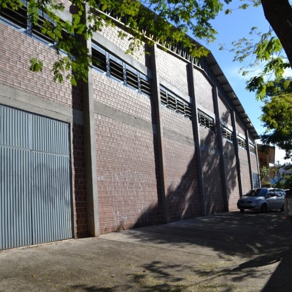 Executivo promete retomar obra parada