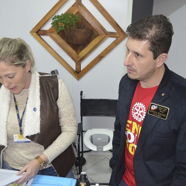 Governador do Rotary conhece projetos