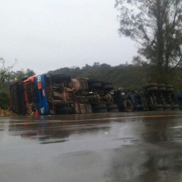 Série de acidentes tumultua tráfego na descida da serra