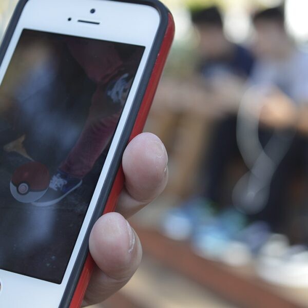 Jogadores procuram pokémons pela cidade