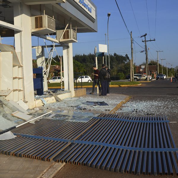 Explosão de agência assusta comunidade