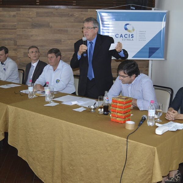 Candidatos respondem perguntas da Cacis