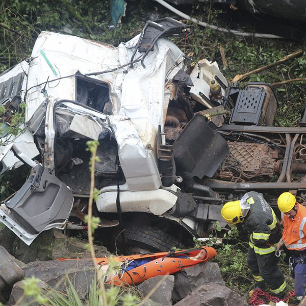 Motorista morre após veículo despencar de barranco na 129