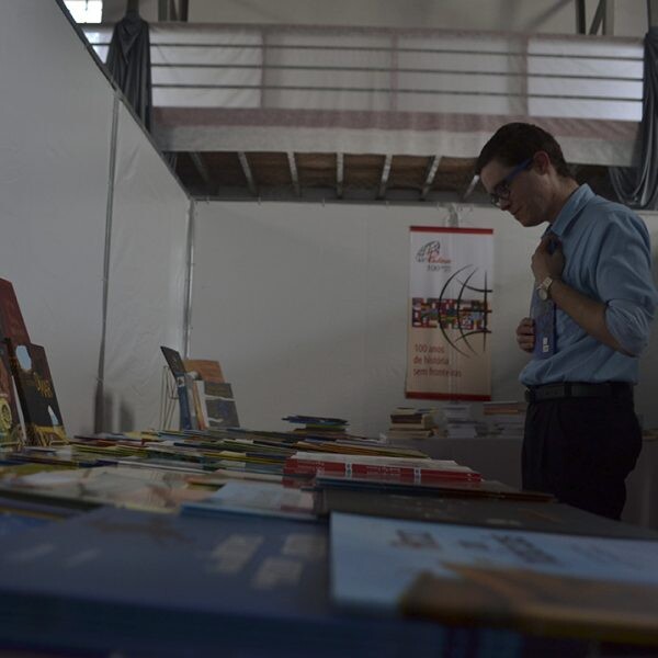 “A leitura pede passagem” na Feira do Livro