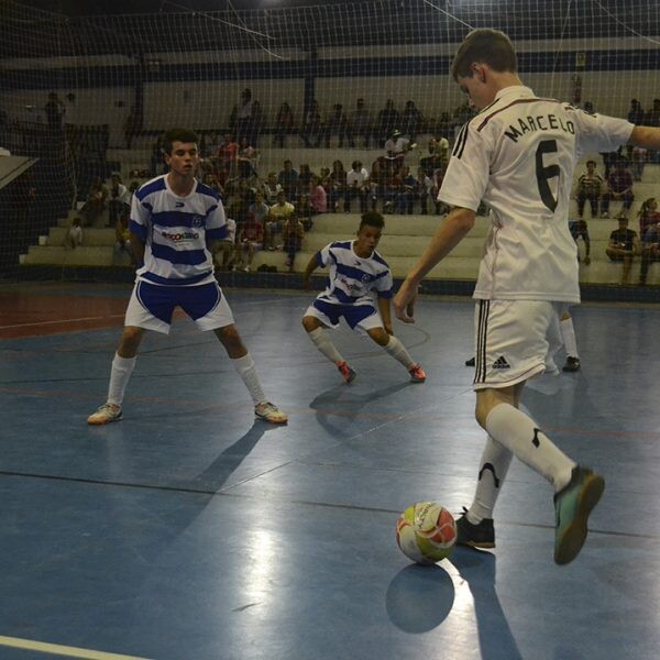 Competição amadora inicia com quatro jogos