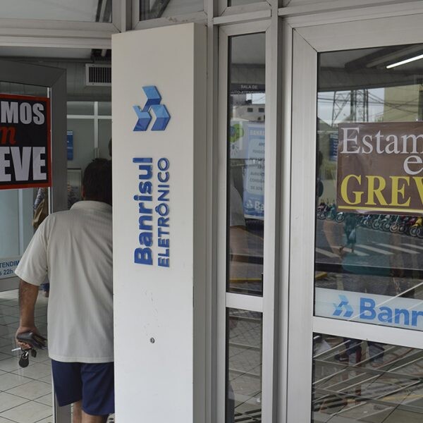 Adesão cresce e greve atinge 10 agências