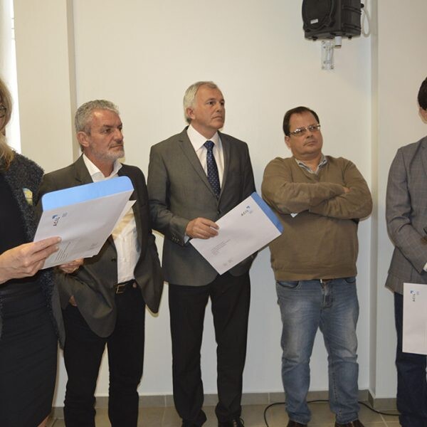 Entidades de classe questionam políticos