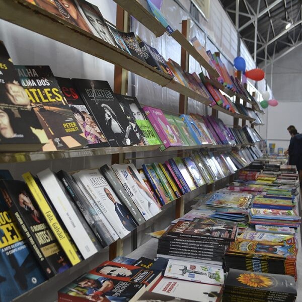 Show encerra Feira do Livro