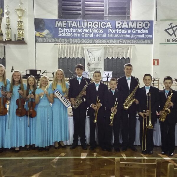 Estreia da Orquestra angaria alimentos