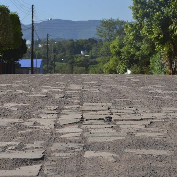 Governo vê falhas no calçamento associativo