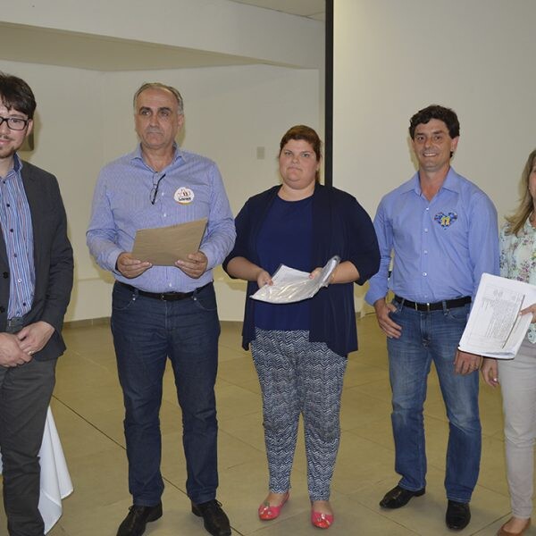 Candidatos entregam  lista de compromissos
