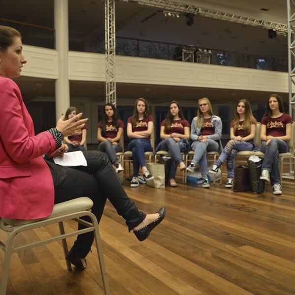 Jovens se preparam para o Baile de Début