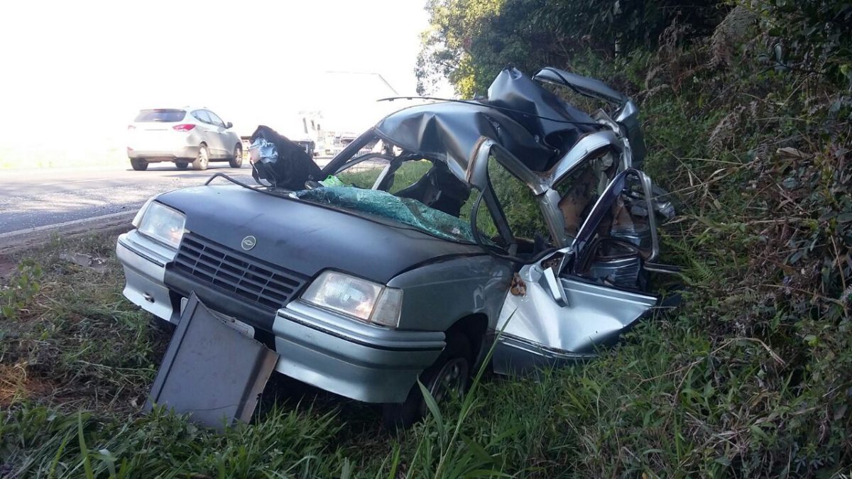 Colisão entre automóvel e caminhão mata mulher