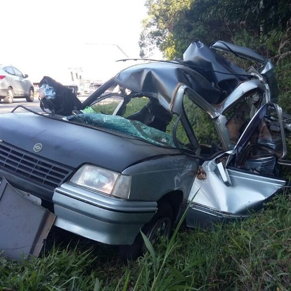 Colisão entre automóvel e caminhão mata mulher