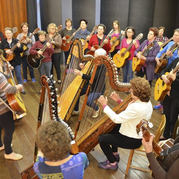 Concerto reúne harpa, violão e dança