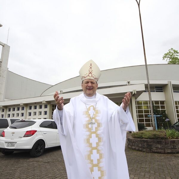 Bispo festeja 25 anos  de ordenação episcopal