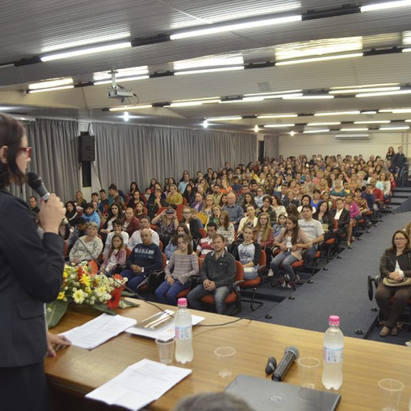 Projeto Jovens Poetas lança 21º livro