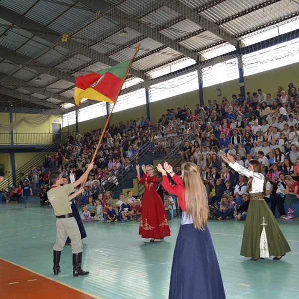 Alunos mostram talento artístico em apresentação