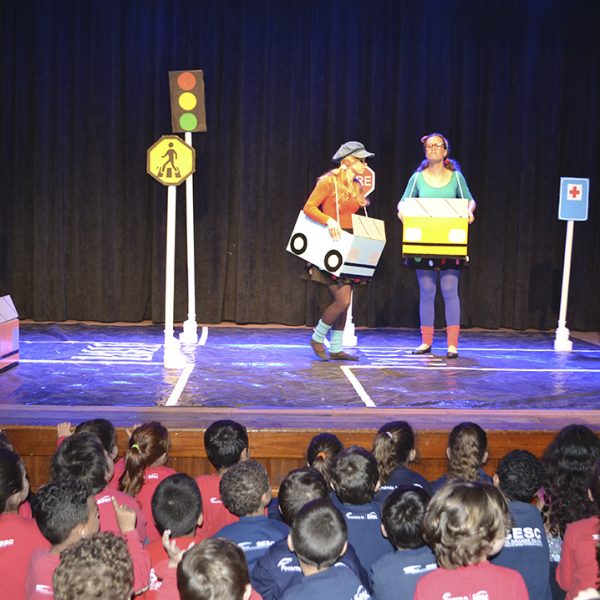 Teatro alerta crianças para o trânsito