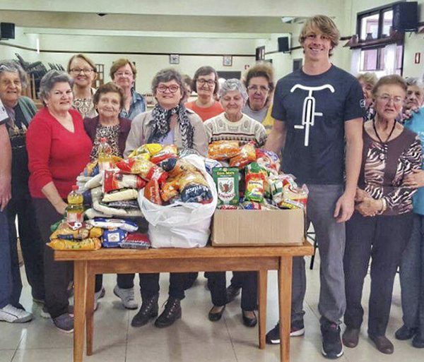 Grupo de ciclismo doa alimentos