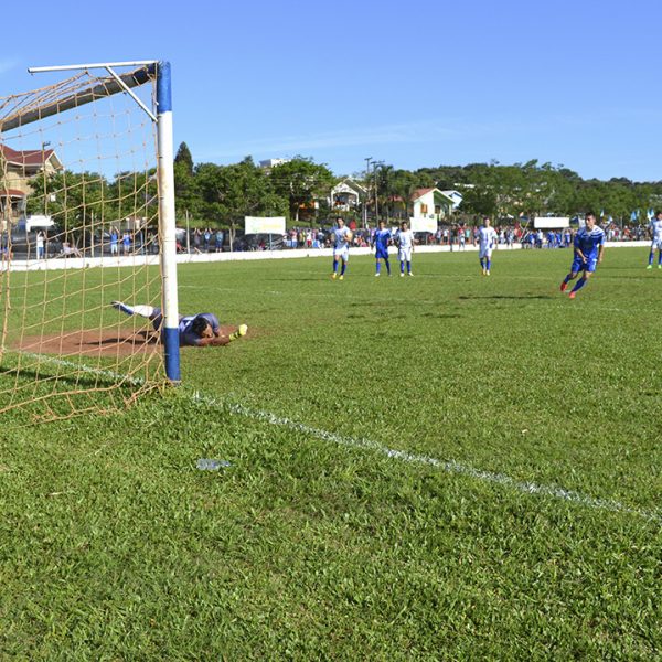 Duas partidas abrem as quartas de final