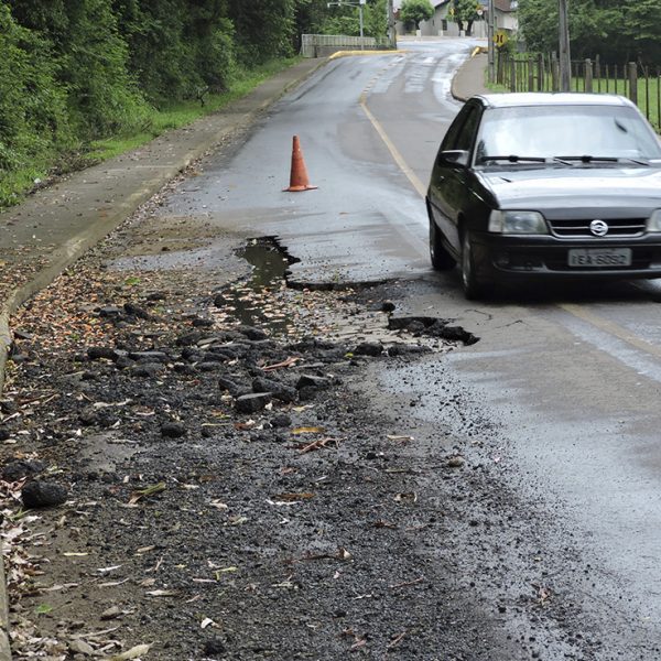 Cheia em arroio danifica Estrada da Várzea