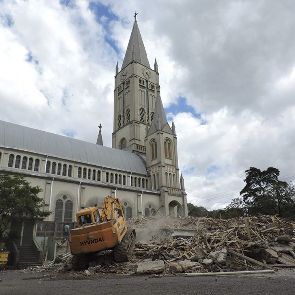 Igreja inicia construção de casa paroquial