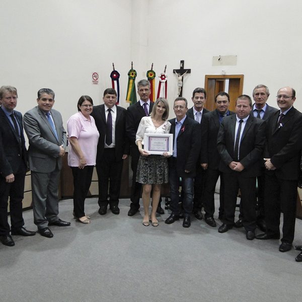 Anelise Haussmann recebe comenda