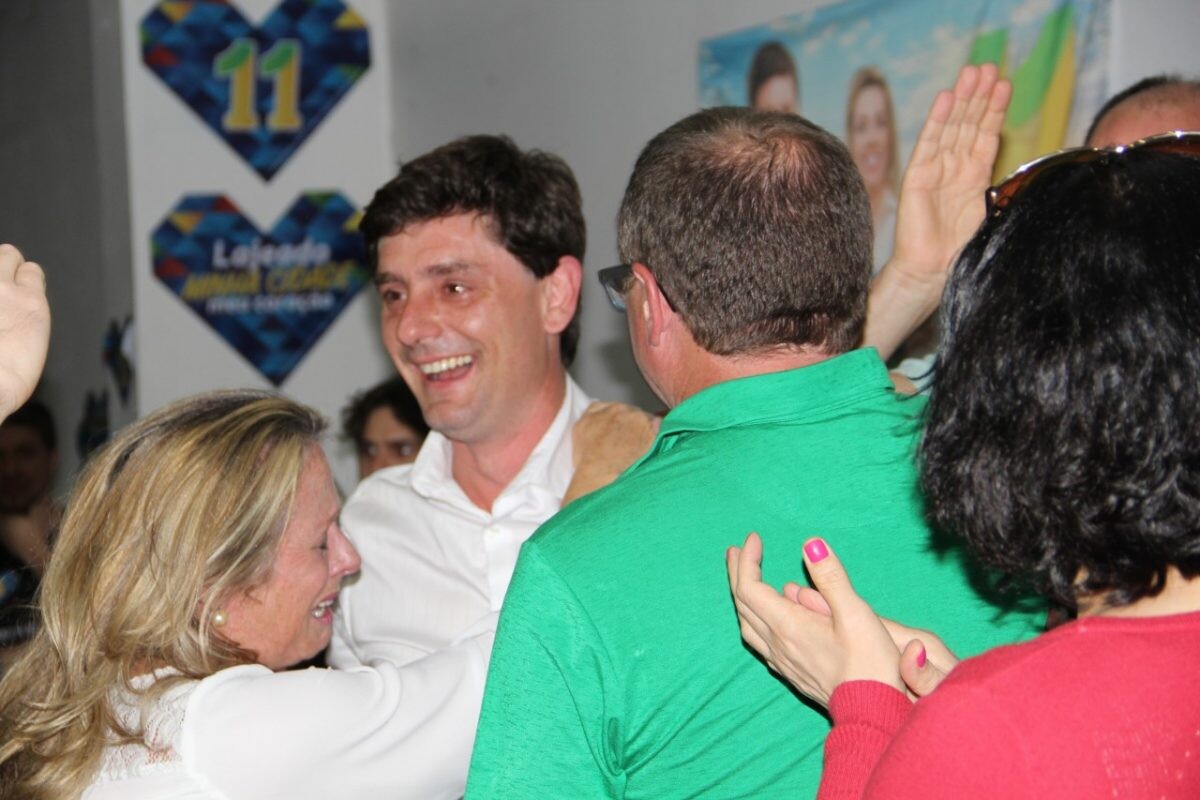 Caumo vence com 6,8 mil   votos à frente da delegada