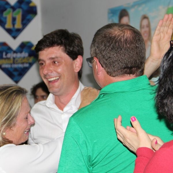 Caumo vence com 6,8 mil   votos à frente da delegada