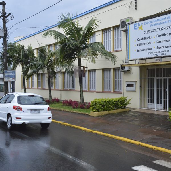 Escola oferece 100 vagas em cursos técnicos