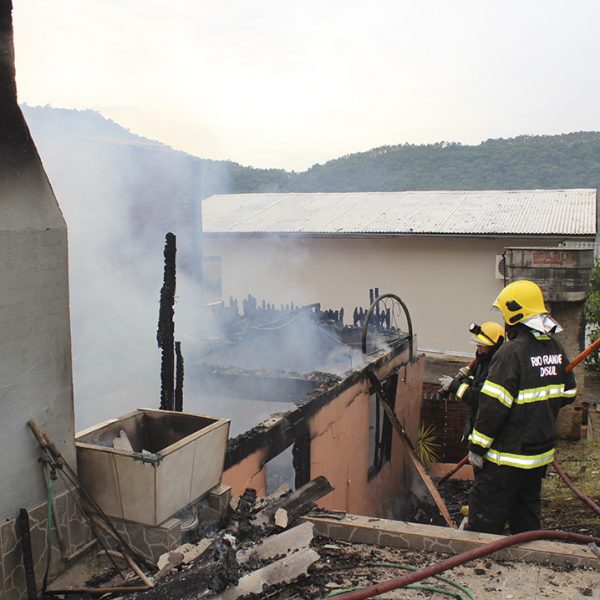 Homem morre carbonizado. Incêndio pode ter sido criminoso