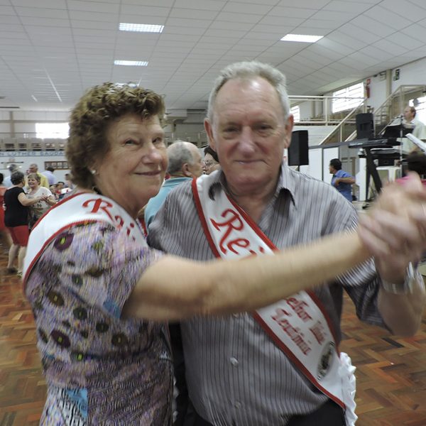 Baile anual da terceira idade nomeia corte