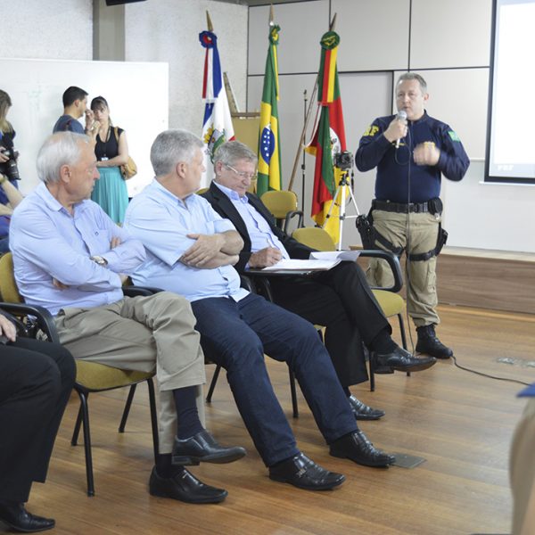 Dezenove pessoas  participam de  audiência sobre a BR