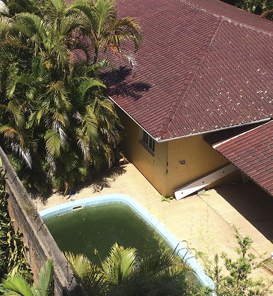 Piscina abandonada preocupa vizinhos