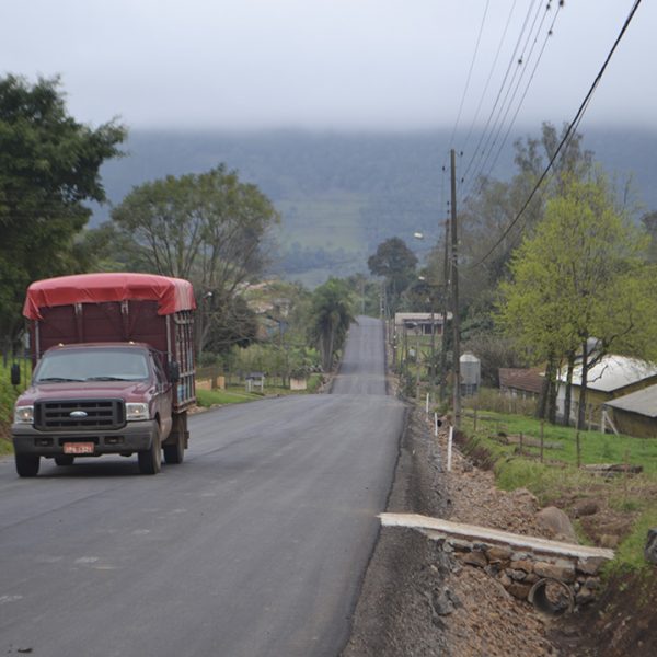 Administração inaugura 2,6 km de asfalto