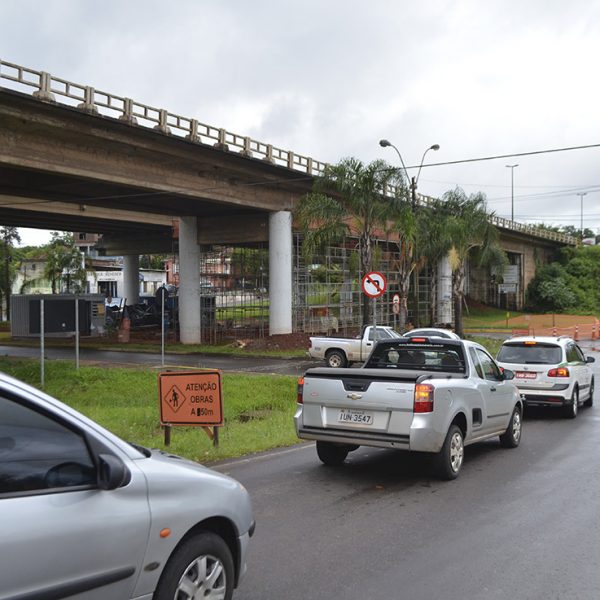 Reforço em viaduto da BR interrompe o trânsito