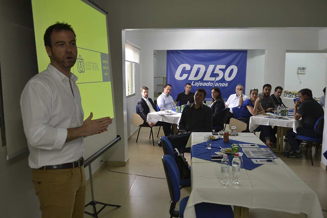 Painel compara clubes a empresas de varejo