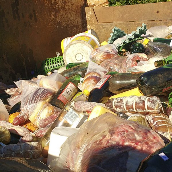 MP apreende 2 toneladas de alimentos