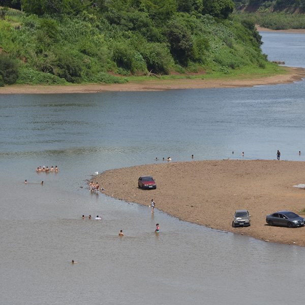 Calor atrai banhistas.  Bombeiros alertam para os riscos