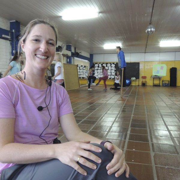 Professora incentiva a prática da dança