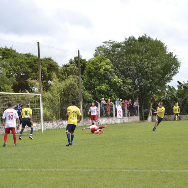 Tudo igual no primeiro jogo da decisão